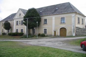 fara či "zámeček" s typickým zámeckým středovým risalitem (© D Dohňanský, 02/2016)