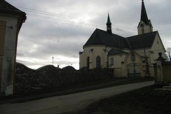 novodobá kamenná zeď, spojující zámeček s kostelem (© D Dohňanský, 02/2016)
