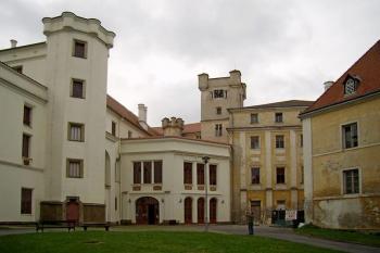 pohled na nádvoří (© Petr Pospíšil, 10/2013)