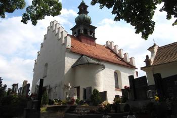 Pohled na kostel z ulice Na Stráňově (© Pavel  Vlach, 06/2015)