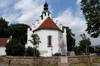Pětiboký presbytář kostela pohledem z východní části hřbitova (ulice U Sušírny) (© Pavel  Vlach, 06/2015)