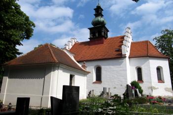 Kostel a barokní márnice (dnes hrobka barona Viléma Mundyho a rodiny Vittinghoff-Schell) (© Pavel  Vlach, 06/2015)