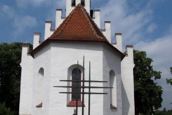 Pohled na kostel od východu, v popředí dětská hrobka hraběnky Ludoviky Coudenhove (narozené a zemřelé r. 1855) (© Pavel  Vlach, 06/2015)
