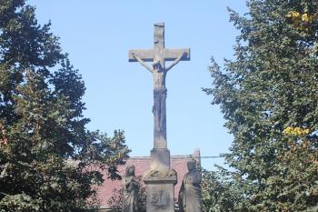 Kříž před kaplí. ( © Luděk Vláčil 10/2015)