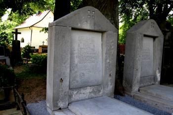 Hrobky dlouholetého starosty Josefa Hoffmanna a jeho manželky Leopoldiny na dolním hřbitově (© Pavel  Vlach, 06/2015)