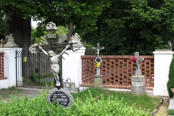 Vstupní brána na dolní hřbitov (© Pavel  Vlach, 06/2015)