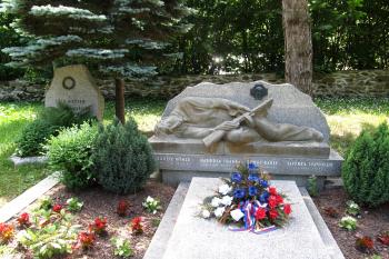 Horní hřbitov, pomník čtyř brtnických mužů padlých na konci druhé světové války (© Pavel  Vlach, 06/2015)