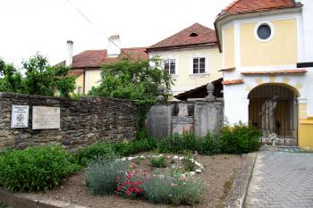 Farní zahrada mezi farou a kostelem (© Pavel  Vlach, 05/2014)