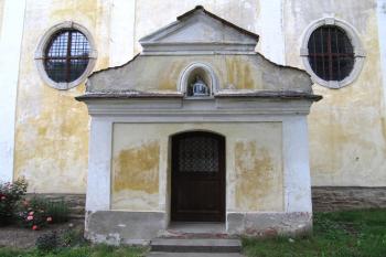Boční vchod do kostela od jihu (© Pavel  Vlach, 05/2014)