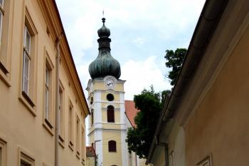 Pohled na věž kostela od náměstí (© Pavel  Vlach, 05/2014)
