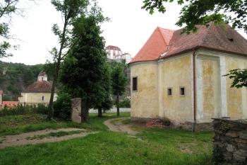 Presbytář kostela s kaplí sv. Ondřeje, v pozadí zámek (© Pavel  Vlach, 05/2014)