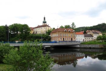 Kostel Nanebevzetí Panny Marie s farou pohledem přes Dyji z ulice 8. května (© Pavel  Vlach, 05/2014)