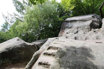 vytesané sedačky a schody (© Luděk Vláčil 06/2015)