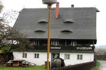 Karlovice u Vrbna p. Prad. - Kosárna ( © Pavel Vítek 10/2015)