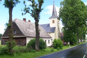 Bývalá fara (dnes muzeum) a kostel Jména Panny Marie ( © Ivo Rozehnal 06/2015)
