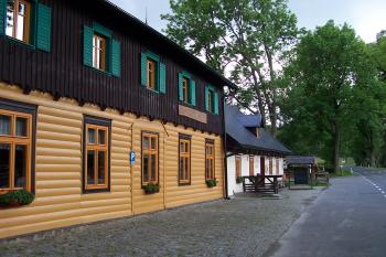 Budova Zum Seehirten (U jezerního pastýře) a hostinec ( © Ivo Rozehnal 06/2015)