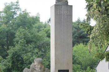 pomník padlích u kaple ( © Luděk Vláčil 06/2015)
