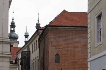 Pohled na východní stranu Karolina z Ovocného trhu, vlevo Stavovské divadlo ( © iV 25.8.2008)