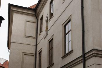Část severního průčelí v ulici Kamzíkově ( © iV 25.8.2008)