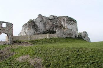 horní hrad od severu, vlevo brána ( © Pavel Zany Komárek 8/5/2004)