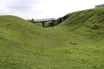 šíjový příkop s mostem od západu ( © Pavel Zany Komárek 8/5/2004)