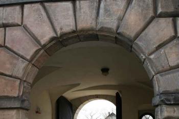 Průjezd západním křídlem (© Ivan Grisa, 03/2008)