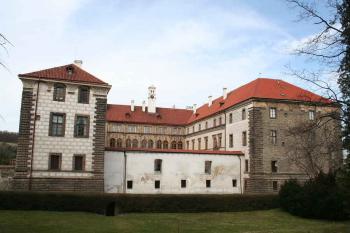 Pohled od jihu přes příkop (© Ivan Grisa, 03/2008)