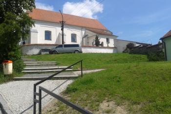 Pohled na teréní nerovnosti u kostela ( © Ivo Rozehnal 06/2019)