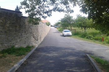 Ulička Za kostelem změnila terén k nepoznání ( © Ivo Rozehnal 06/2019)