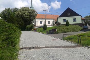 Pohled na tvrziště od cesty z náměstí ( © Ivo Rozehnal 06/2019)