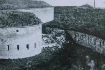 Fort na dobové fotografii ( zdroj: foto z publikace Císařsko-královská Olomoucká pevnost, Kolektiv autorů, Olomouc 2013, Vydal Fort Radíkov o.s.)
