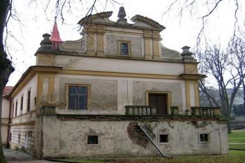 Západní část zámku ( © Pavel Vítek 12/2005)