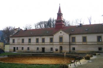 Nádvoří zámku ( © Pavel Vítek 12/2005)