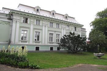 Pohled na vilu ze zahrady (© Pavel  Vlach, 07/2015)