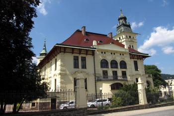 Pohled na vilu ze Smetanovy ulice (© Pavel  Vlach, 07/2015)
