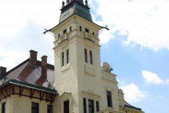 Hlavní vstup s věží (© Pavel  Vlach, 07/2015)