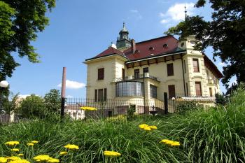 Pohled z ulice Příkopy na vilu a komín továrny Perla (bývalý Hernychův závod) (© Pavel  Vlach, 07/2015)