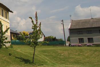 Pohled z návsi směrem ke hřbitovu (© Luděk Vláčil 06/2015)