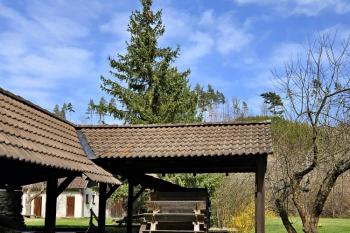 Druhotně umístěné vodní kolo mlýna (© Jan P. Štěpánek  04/2024)