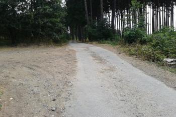 13 - Křižovatka cyklostezky a druhé lesní trati, která vede hradištěm ( © Ivo Rozehnal 07/2015)