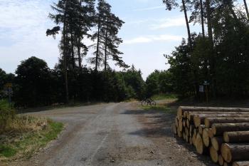 14 - Křižovatka cyklostezek - vlevo do Seloutek a na hradiště, rovně do Prostějova a zády k rozhledně (© Ivo Rozehnal 07/2015)