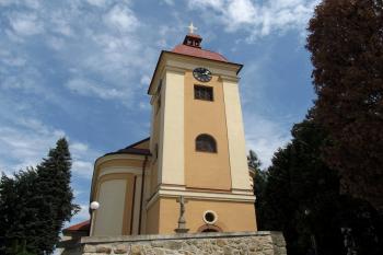 Pohled na kostel od západu z ulice J. Staši (© Pavel  Vlach, 07/2015)