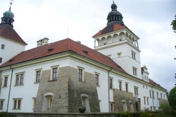 nároží objektu se vstupní věží (© zdeněk komínek, 5/2009)