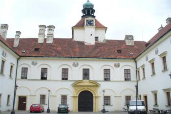 nádvoří a druhá věž zámku (© zdeněk komínek,5/2009)