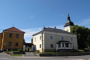 Fara a kostel pohledem z Palackého náměstí (© Pavel  Vlach, 07/2015)