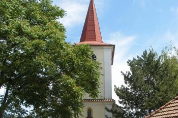 Kostel v Horních Počaplech (© Jiří Špaček, 07/2015)