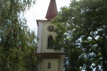 Kostel v Horních Počaplech (© Jiří Špaček, 07/2015)