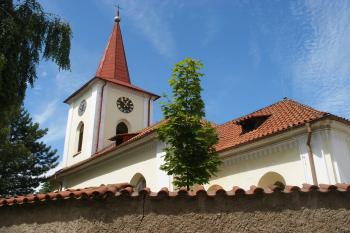 Kostel v Horních Počaplech (© Jiří Špaček, 07/2015)