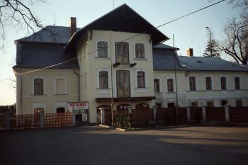 Zámek Bernartice u Javorníka (© Vlastislav Mareček, 04/1994)