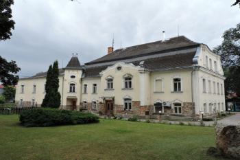 západní nádvorní průčelí zámku (© Jan P. Štěpánek 07/2014)